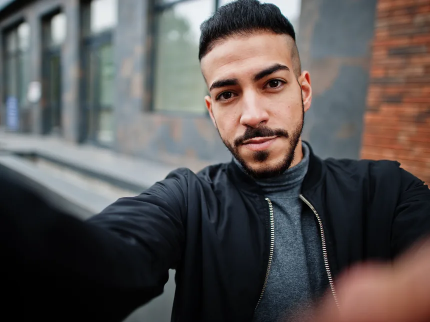 Photo de profil de rencontre valorisante après relooking